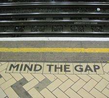 800px-Mind_the_gap_2 (1)