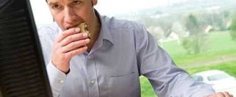 Pressure at work ties majority of UK workers to their desks for lunch