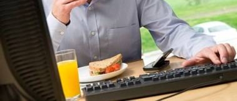 Pressure at work ties majority of UK workers to their desks for lunch
