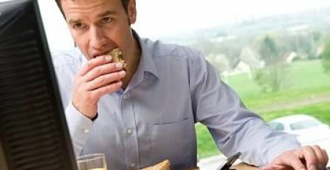 Overwork lead employees to sandwich in lunch at their desks