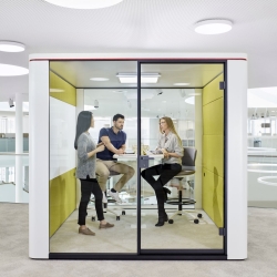 The office cube solution is one way of insulating people from interruptions and unwelcome noise. As an enclosed cubicle and thanks to its acoustically effective components, se:cube from Sedus can minimise acoustic and visual disruption.