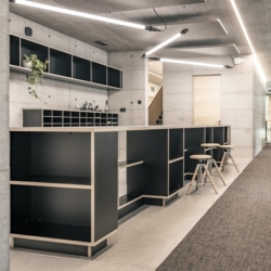 TRILUX has delivered a lighting solution for the new offices of Swiss architecture practice Atelier drü in Flums, in the canton of St. Gallen. Designed as a collaborative “New Work” environment