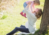 New mothers return to work early as financial pressures shorten maternity leave, report finds